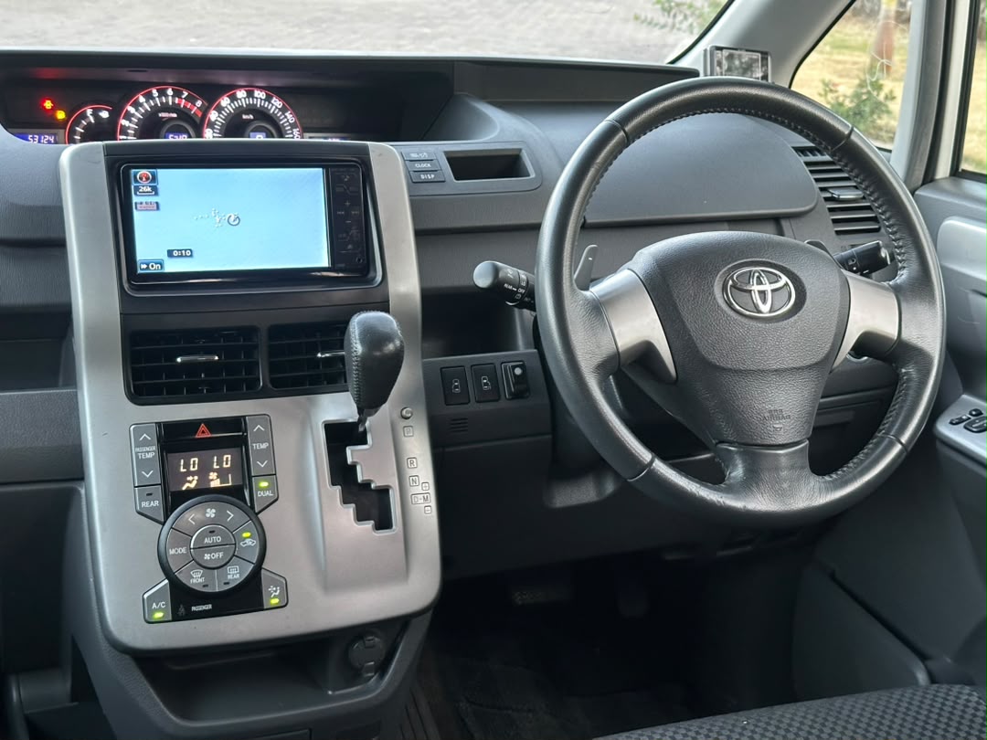 TOYOTA NOAH NEW MODEL Si thumbnail 5